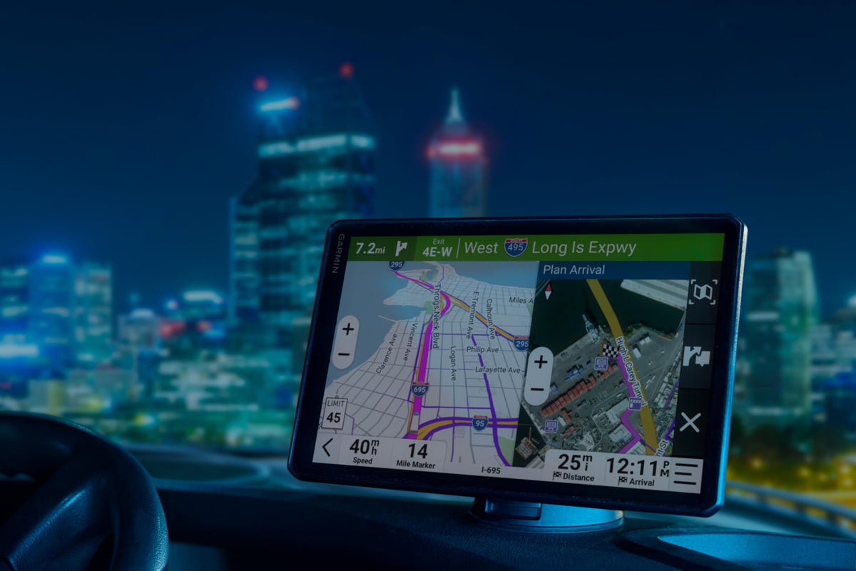 Garmin dēzl GPS Truck Navigator & Travel Bundle